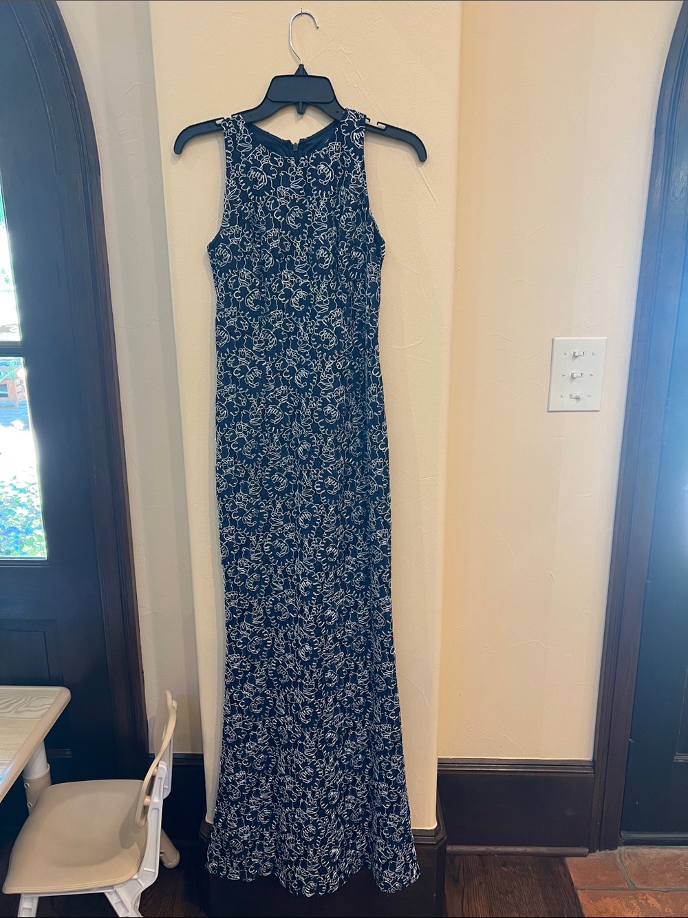 Carmen Marc Valvo size 4 formal silver embroidered navy floor length gown